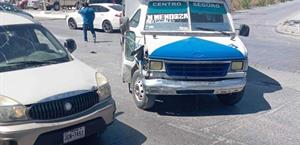 Provoca accidente por no respetar ‘alto’