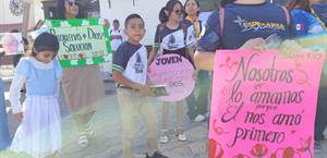 Jóvenes llevan ayuda y  esperanza a las calles