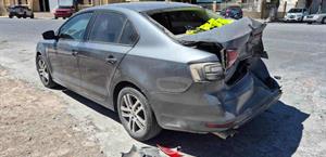 Choca cafre auto estacionado frente a Palacio Municipal