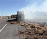 Cierran vialidad por incendio en remolque