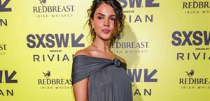 Eiza González destaca en South by Southwest con vestido drapeado
