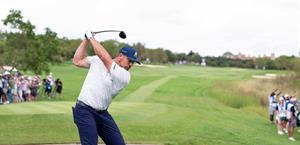 DeChambeau vence a Rahm en desempate