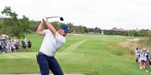 DeChambeau vence a Rahm en desempate