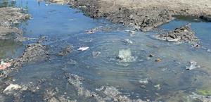 Fuga de drenaje exhibe fallas en atención pública