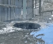 Fuga de aguas negras afecta calle en Aquiles Serdán y a decenas de familias