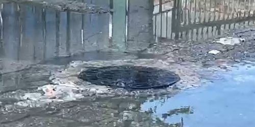 Fuga de aguas negras afecta calle en Aquiles Serdán y a decenas de familias