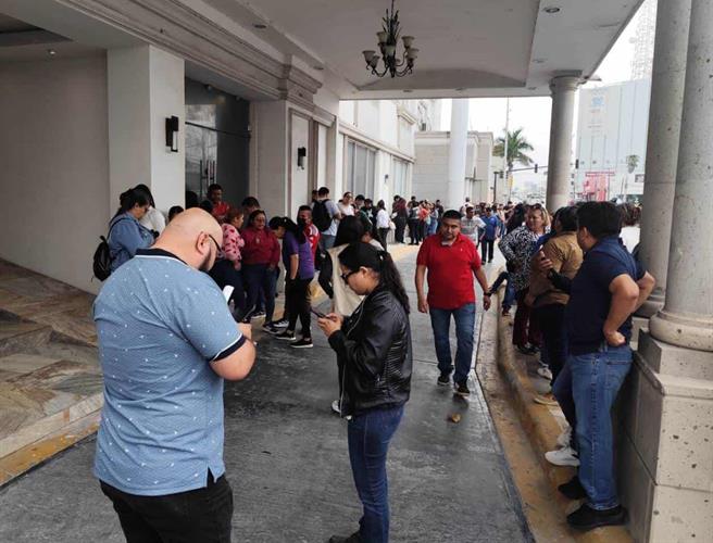 Trabajadores de maquiladora XB en espera de ser liquidados