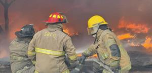 Exhortan bomberos a evitar quemas clandestinas en los solares baldíos