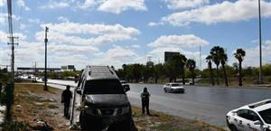Estampa su auto en la barda del polideportivo