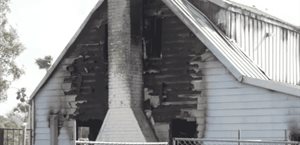 Fuego arrasa con casa; rescatan a inquilina