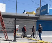 Luego de las fuertes ráfagas de viento registradas durante la madrugada de este lunes, continúa el recuento de los daños, personal de la CFE atiende reportes sobre postes caídos en el Boulevard Margarita Maza de Juárez, en la colonia Benito Juárez, el cual se mantiene cerrado al paso vehicular.