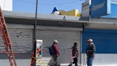 Luego de las fuertes ráfagas de viento registradas durante la madrugada de este lunes, continúa el recuento de los daños, personal de la CFE atiende reportes sobre postes caídos en el Boulevard Margarita Maza de Juárez, en la colonia Benito Juárez, el cual se mantiene cerrado al paso vehicular.">
