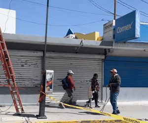 Luego de las fuertes ráfagas de viento registradas durante la madrugada de este lunes, continúa el recuento de los daños, personal de la CFE atiende reportes sobre postes caídos en el Boulevard Margarita Maza de Juárez, en la colonia Benito Juárez, el cual se mantiene cerrado al paso vehicular.