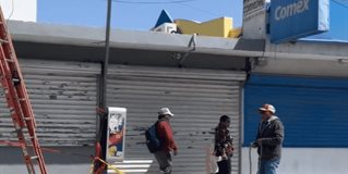 Luego de las fuertes ráfagas de viento registradas durante la madrugada de este lunes, continúa el recuento de los daños, personal de la CFE atiende reportes sobre postes caídos en el Boulevard Margarita Maza de Juárez, en la colonia Benito Juárez, el cual se mantiene cerrado al paso vehicular.