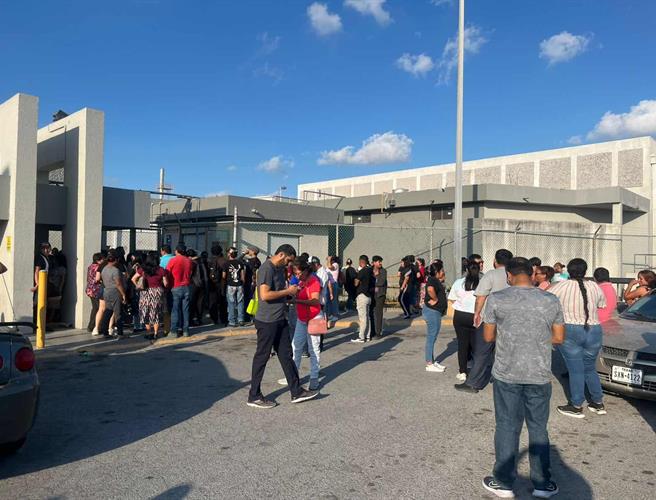 Obreros bloquean acceso a maquiladora en Matamoros