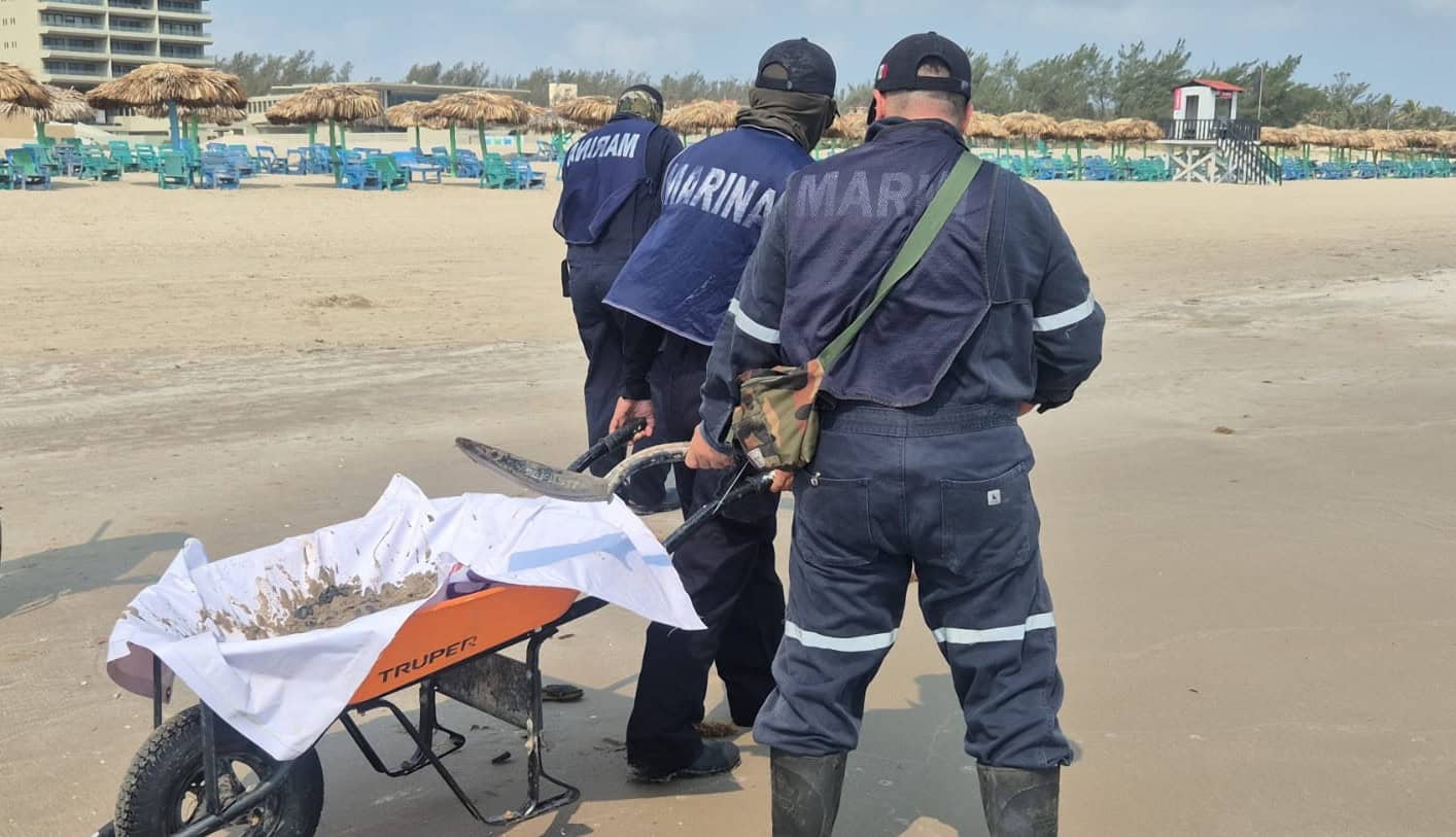  Marina retira restos de hidrocarburo en Playa Miramar