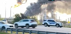 Apagan incendio tras explosión de refinería