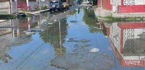 Fuga de drenaje daña vialidades y viviendas