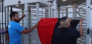 Estalla huelga en Trico Matamoros; colocan banderas rojinegras