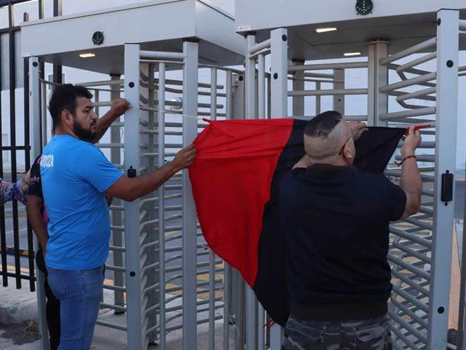 Estalla huelga en Trico Matamoros; colocan banderas rojinegras