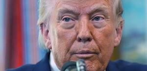 Acusan a Trump de utilizar documentos top secret