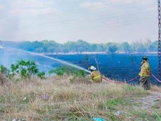 Incendio arrasa con lotes enmontados