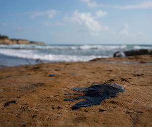 Autoridades detectan emanaciones naturales y un barco como origen del derrame en el Golfo de México