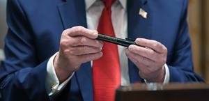 Trump detiene el gabinete para hablar de su plumón