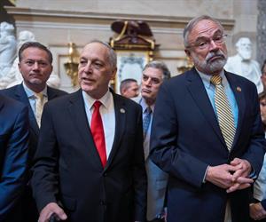 Trump firma para pagar a los empleados de TSA Trump