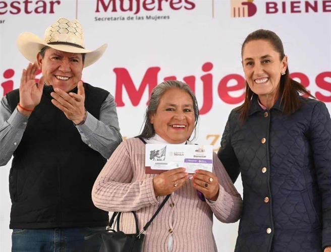 Sheinbaum entrega tarjetas de pensión para mujeres en Zacatecas