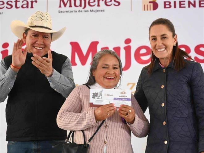 Sheinbaum entrega tarjetas de pensión para mujeres en Zacatecas