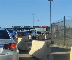 Filas en cruces frenan turismo