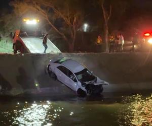 Dos muertos en caída de auto a canal Rodhe