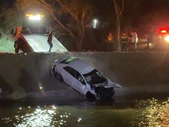 Dos muertos en caída de auto a canal Rodhe