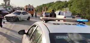 Acelerado conductor choca e intenta huir