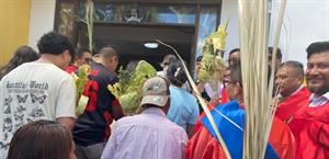Feligreses conmemoran el Domingo de Ramos