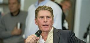 Pide deportación de millones de personas