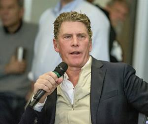 Pide deportación de millones de personas