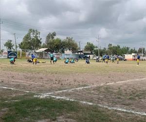 Vehículo pone en riesgo a jugadores