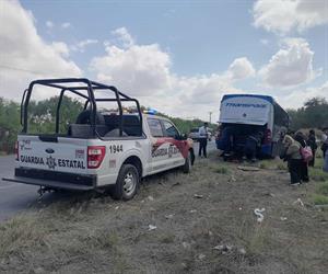 Auxilian a pasajeros y chofer de autobús