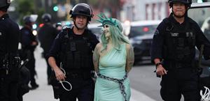 Lanzan gases lacrimógenos en las protestas de ‘No Kings’