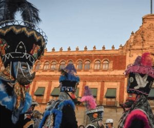 Chinelos y charros llenan de color el Centro Histórico