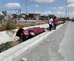 Auto termina en canal, madre e hija lesionadas