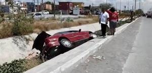 Auto termina en canal, madre e hija lesionadas