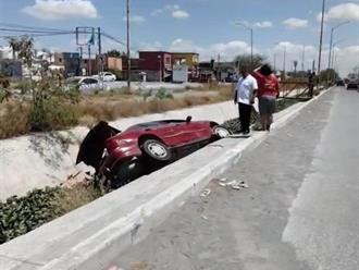 Auto termina en canal, madre e hija lesionadas