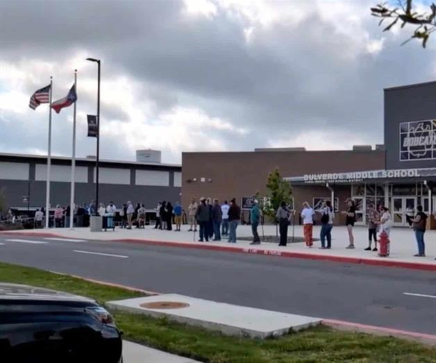 Alumno balea a profesora y luego se suicida en una secundaria de Texas, según autoridades