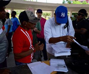 Deportados cubanos sobreviven en México