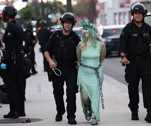 Cientos de arrestos por protestas “No Kings”Trump