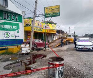 Chocan novios con poste; tiran transformador y huyen