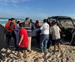Rescatan a cuatro menores tras ser arrastrados por el oleaje en playa de Altamira